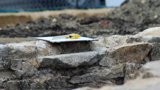 Самый "тупой" фундамент, который все равно продолжают строить повсюду: умные хозяева давно нашли способ надежнее и дешевле