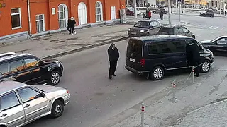 "Пьяная женщина за рулем "мультивэна" пыталась удрать, но ее остановил столб"