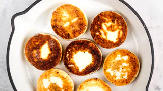 Методом десятков проб и ошибок, я вывела для себя рецепт идеальных сырников: творожный вкус и не расплываются во время жарки – делюсь рецептом