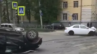 Авария на Гагарина: один из автомобилей перевернулся на крышу