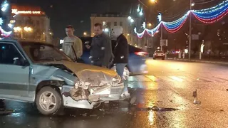 Чудо: в ночной аварии на площади Ленина никто не пострадал