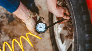 Эксперт рассказал правду: как правильное давление в шинах снижает расход топлива