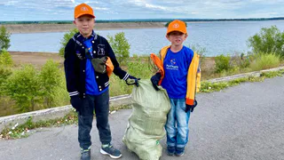 Юные новочебоксарцы очистили берег Волги от мусора