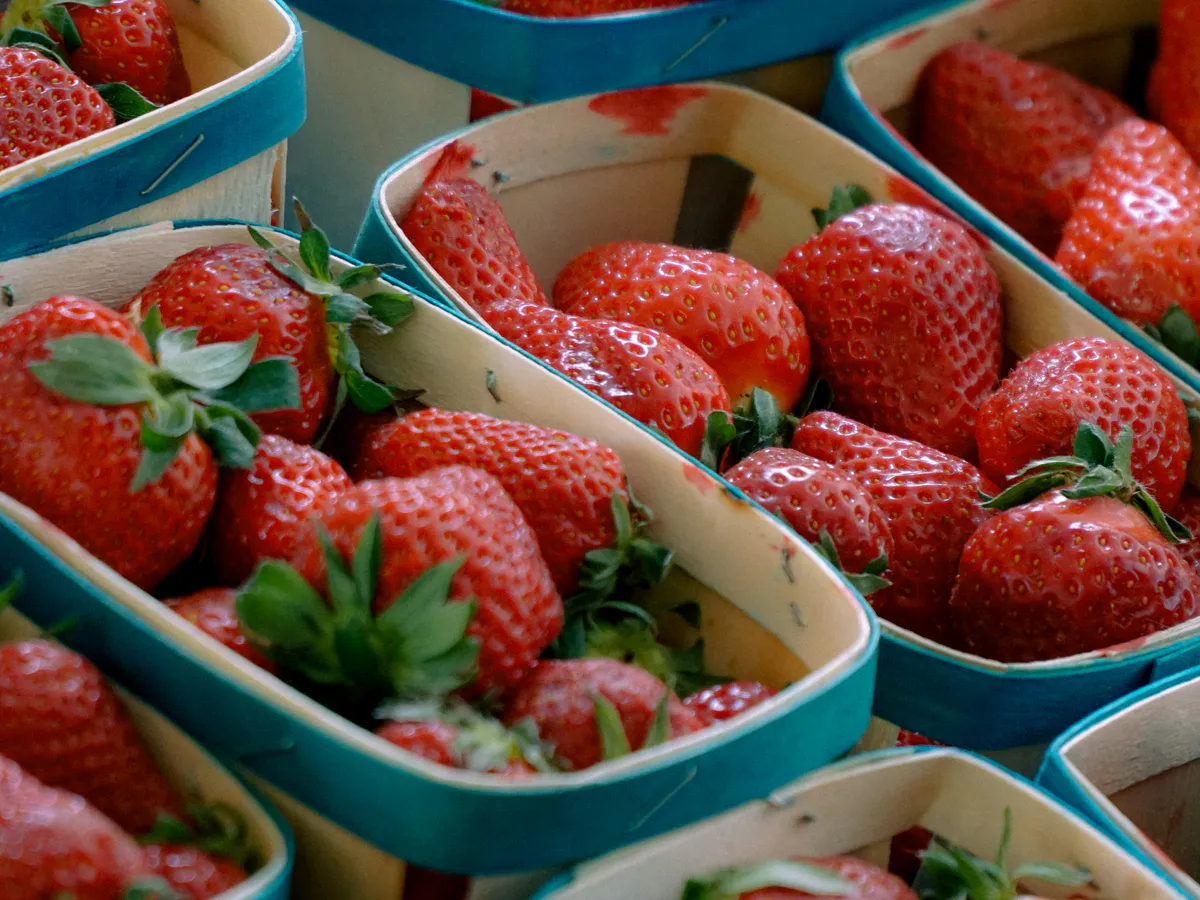 Клубника на зиму за 15 минут! Быстрый рецепт без варки для заготовки в июне 2025