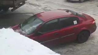 В Дядькове рухнула ледяная глыба на припаркованный автомобиль