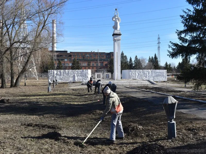 Почти 100 коммунальщиков приводят улицы Пензы в порядок