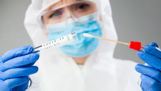 Россия вырвалась в мировые лидеры по COVID-19