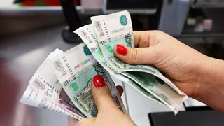 В 2023 году быстрее всего зарплаты росли у госслужащих и педагогов