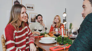 Эта привычка за столом полностью выдает гостя с низким интеллектом – проверьте себя