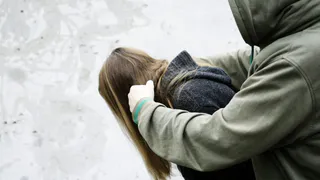 В Нижнекамске вчера вечером мужчина напал на женщину, схватив за шею