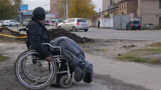 Приюты для бездомных закрыты: инвалид-колясочник несколько месяцев выживает на улице в Канищеве