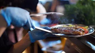 «Мираторг» запустил производство премиального древесного угля для гриля и барбекю