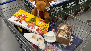 В Светофоре предпраздничные поставки: из фур выгружают товар сразу на паллеты - вот что присмотрела на новогодний стол