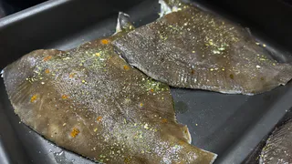 В Светофоре в середине декабря что-то творится с ценами: с полными тележками очереди у кассы - выбираем клубнику и камбалу к праздникам