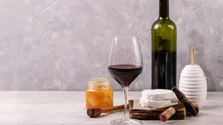 Отеки ног поможет снять алкогольный напиток