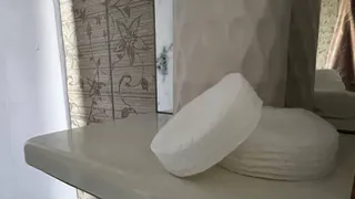 Смочите тампон и дважды обработайте подмышки – блокирует запах пота на весь день