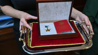 Родителям погибшего на СВО Рустама Ниязова вручили Звезду Героя Республики Коми