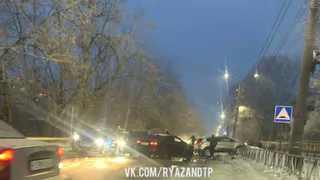 Автомобили перекрыли трассу в Приокском из-за массового ДТП