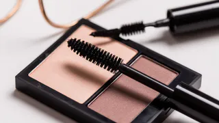 Обычная тушь творит чудеса: как новый способ заменил салоны красоты и стал вирусным