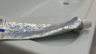 Пустой тюбик от зубной пасты рано выбрасывать: разрезаю его пополам и получаю незаменимую вещь для дома