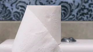 Несу туалетную бумагу к двери и ногам не холодно: полы теперь тёплые, как в бане