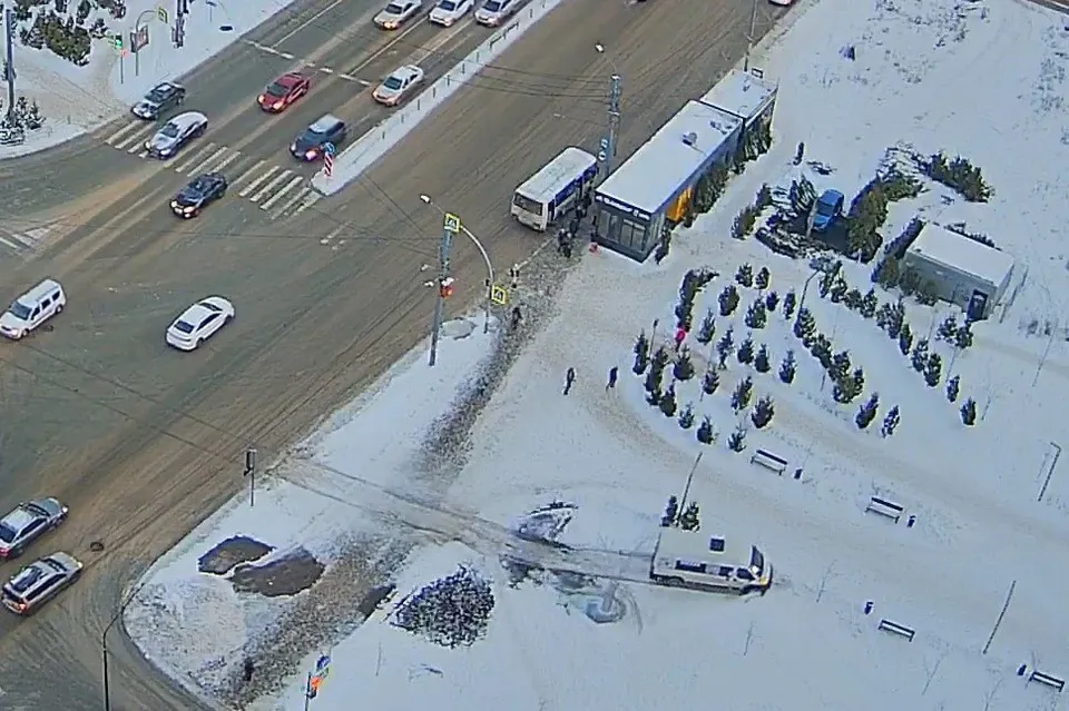 Маршрутка с пассажирами вылетела на тротуар в Челябинске: что стало причиной инцидента