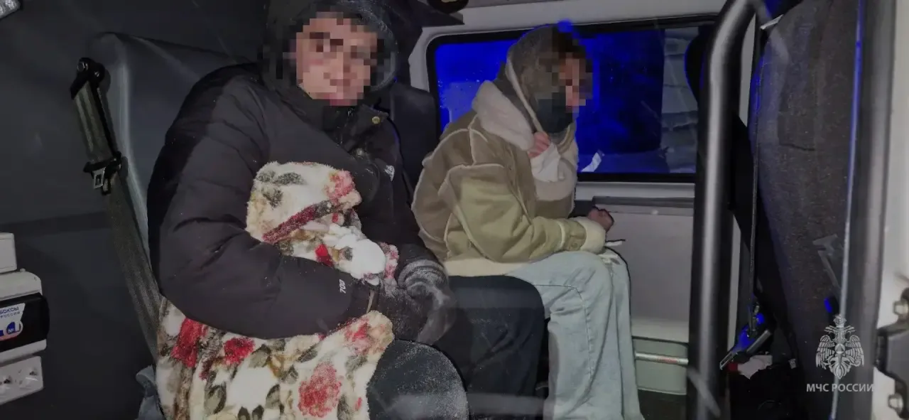 В Нижнекамском районе спасатели помогли четверым людям, застрявшим в поле на снегоходе