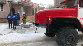 На улице Кудрявцева загорелся небольшой алкогольный магазинчик