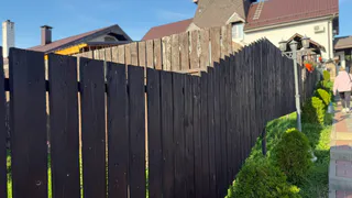 Никогда не режьте профнастил болгаркой: показываю дедовский способ, который спас мой забор - простой и эффективный