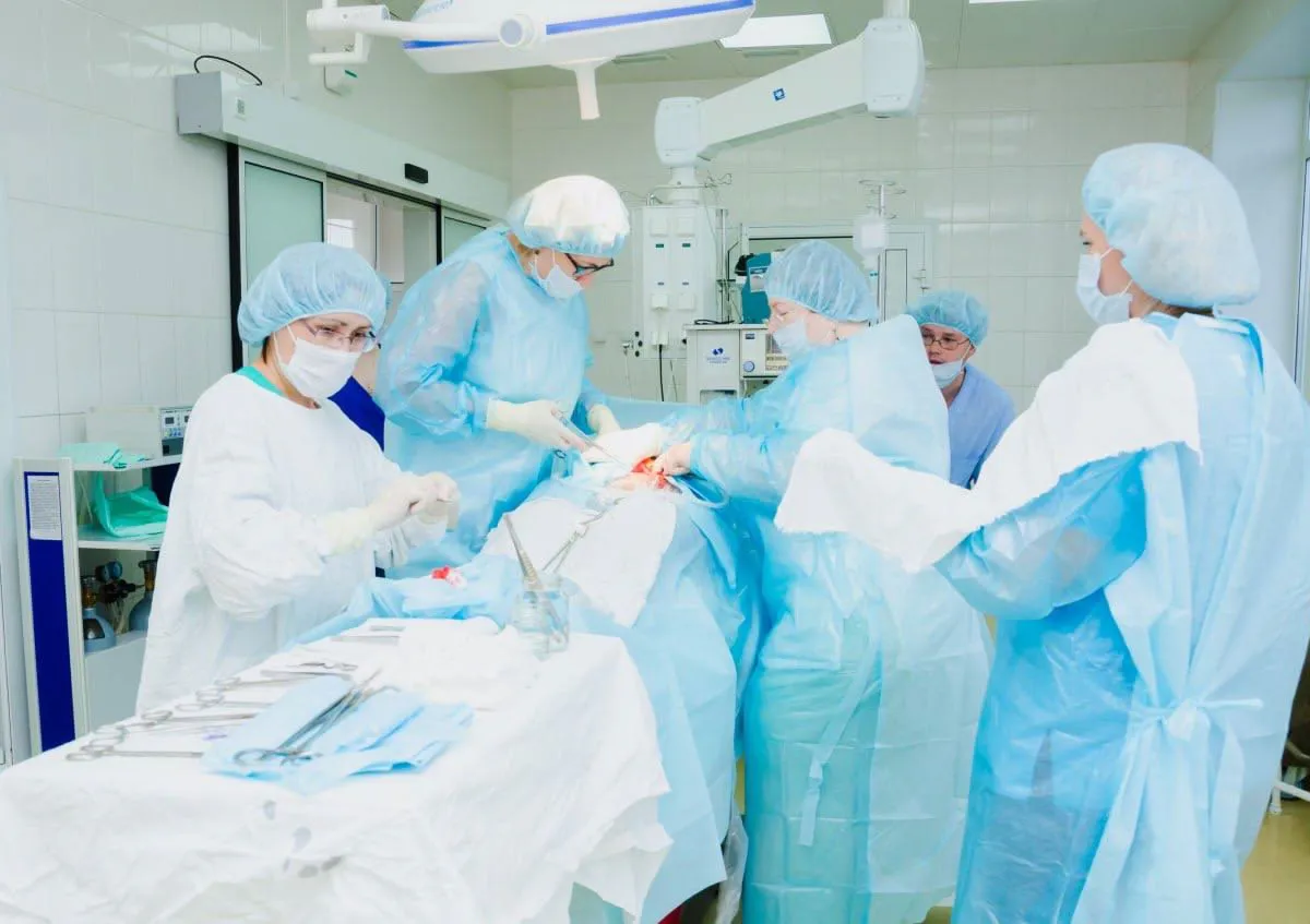 Тройная операция в челябинском роддоме: врачи спасли мать и ребенка в уникальной хирургической процедуре