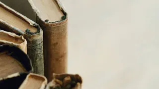 Обязательно проверьте свою библиотеку: эти книги времен СССР сейчас продают за миллионы рублей