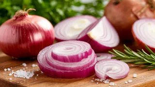Шеф-повар раскрыл секрет: как нарезать лук без слез с помощью обычной жевательной резинки