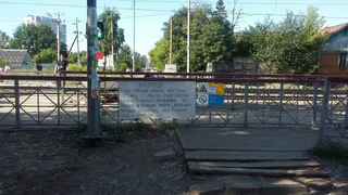 «Падения и переломы»: горожане жалуются на опасный ЖД переход на остановке «Лагерная»