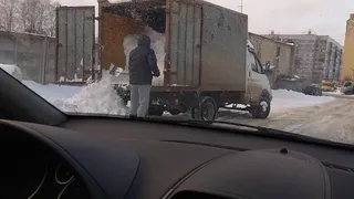 Рязанец стал выгружать снег из машины посреди дороги