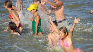 Детям в загородных лагерях запретили купаться