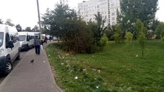 Свинство на улице Сельских строителей - маршрутчики выкидывают мусор из окна