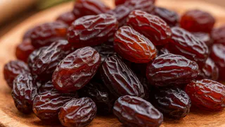 1 столовая ложка — и вся пыль и масляный налет из изюма вытянутся за минуту: мудрые хозяйки моют сухофрукты только так