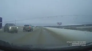 Опасный занос на встречку - видео, как не следует поступать на скользкой дороге