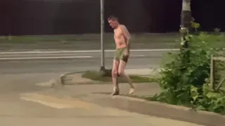 По ночным улицам Рязани гулял мужчина без одежды
