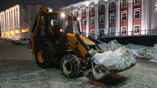 61 единица спецтехники ночью вывозила снег с ключных улиц и районов Владимира