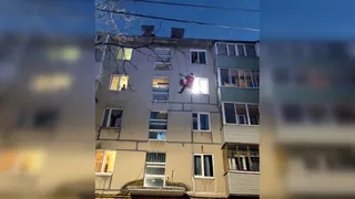 Жители рязанского Канищева засняли Деда Мороза, залезающего в окно четвертого этажа