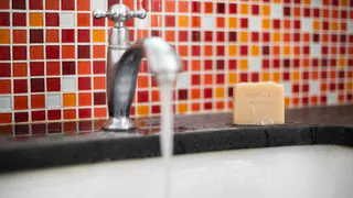 Засор вылетит из труб пулей: 4 способа добиться идеального слива без вантуза