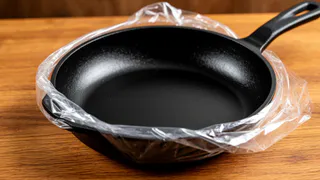 Кладу сковороду в полиэтиленовый пакет, нагар отлетает в момент, больше ничего не прилипает — любуюсь отражением