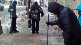 В Рязани продолжается борьба с наледью на пешеходных тротуарах
