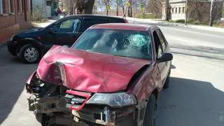 В Рязани таксист врезался в столб и скрылся с места происшествия