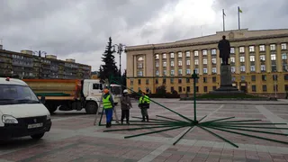 В Пензе на площади Ленина приступили к установке главной елки города