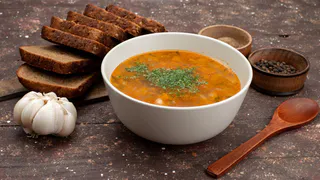 Нужно ли сливать первую воду при варке мяса: именитый шеф-повар раскрыл главную тайну