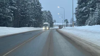 Моргнул дальним светом и предупредил о ГИБДД - выписывают ли за это штраф? Автоюрист разобрался в вопросе