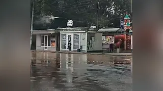 В Рязани после удара молнии в столб загорелся высоковольтный провод