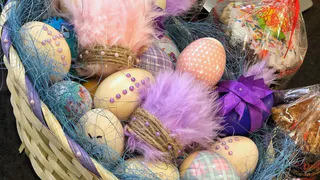 Яйца будут ярче апельсина и без всякой "химии": вот как крашу их на пасху — простой отвар из листьев — куркума в пролете